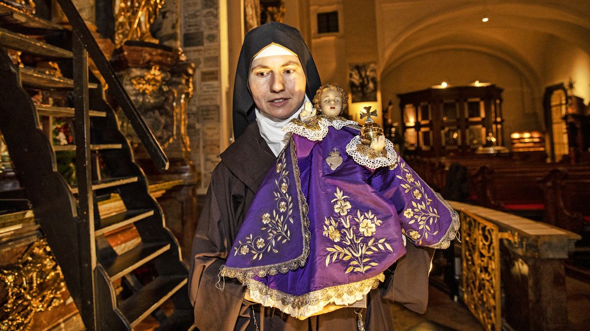 Obrazem: Pražské Jezulátko se vysvléklo, oblékne se až po půlnoční mši